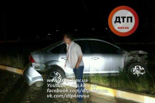 Под Киевом пьяный водитель на "Ford" влетел в столб и оставил полгорода без света Под Киевом пьяный водитель на "Ford" влетел в столб и оставил полгорода без света