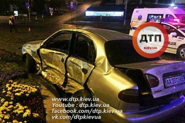 В Киеве "Mercedes" протаранил "Daewoo Lanos", убив девушку-пассажира В Киеве "Mercedes" протаранил "Daewoo Lanos", убив девушку-пассажира