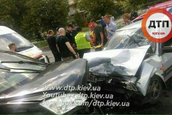 В Киеве "Лада" вылетела на встречную полосу и совершила лобовое столкновение с "Хондой"