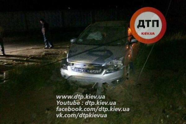 Под Киевом пьяный водитель на "Ford" влетел в столб и оставил полгорода без света Под Киевом пьяный водитель на "Ford" влетел в столб и оставил полгорода без света