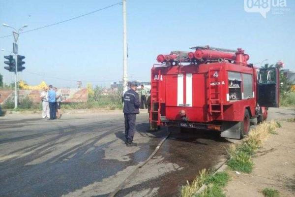 В Одессе дотла сгорел пассажирский автобус "Богдан", вспыхнувший во время движения В Одессе дотла сгорел пассажирский автобус "Богдан", вспыхнувший во время движения