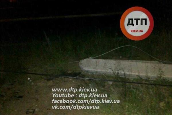 Под Киевом пьяный водитель на "Ford" влетел в столб и оставил полгорода без света Под Киевом пьяный водитель на "Ford" влетел в столб и оставил полгорода без света