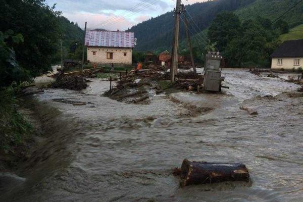 Появились снимки с места стихийного бедствия на Закарпатье