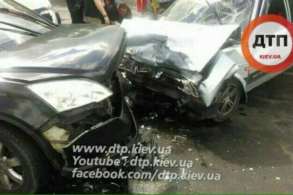 В Киеве "Лада" вылетела на встречную полосу и совершила лобовое столкновение с "Хондой"