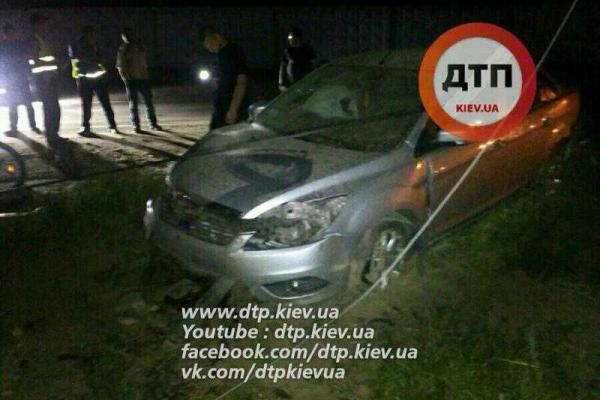 Под Киевом пьяный водитель на "Ford" влетел в столб и оставил полгорода без света Под Киевом пьяный водитель на "Ford" влетел в столб и оставил полгорода без света