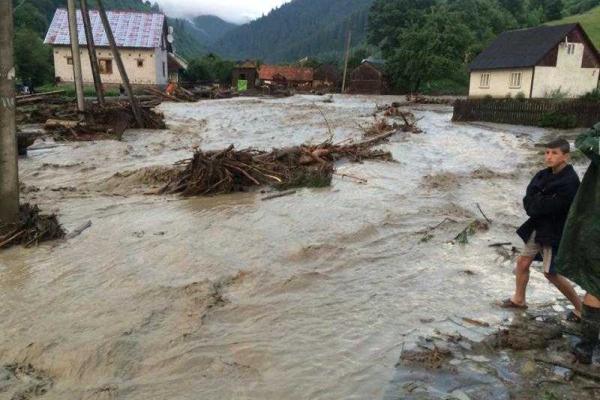 Появились снимки с места стихийного бедствия на Закарпатье