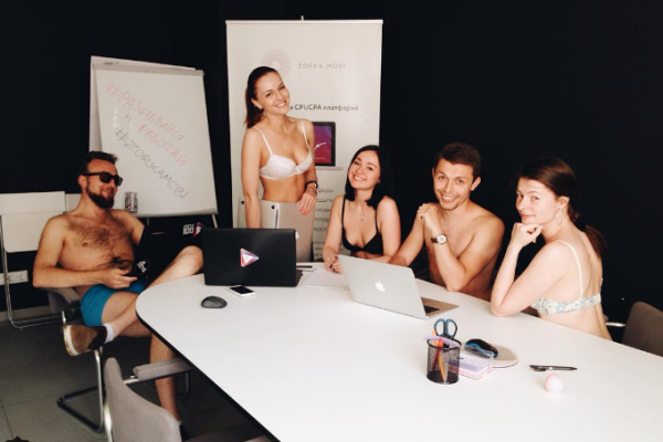 Жители Беларуси "по совету Лукашенко" устроили эротический флешмоб Жители Беларуси "по совету Лукашенко" устроили эротический флешмоб