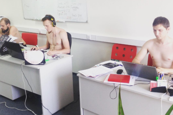 Жители Беларуси "по совету Лукашенко" устроили эротический флешмоб Жители Беларуси "по совету Лукашенко" устроили эротический флешмоб