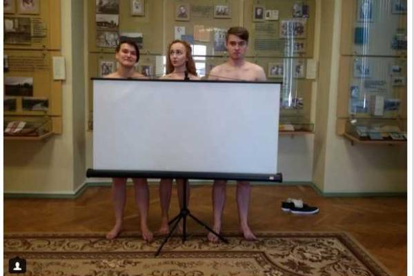 Жители Беларуси "по совету Лукашенко" устроили эротический флешмоб Жители Беларуси "по совету Лукашенко" устроили эротический флешмоб