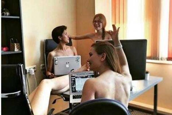 Жители Беларуси "по совету Лукашенко" устроили эротический флешмоб Жители Беларуси "по совету Лукашенко" устроили эротический флешмоб