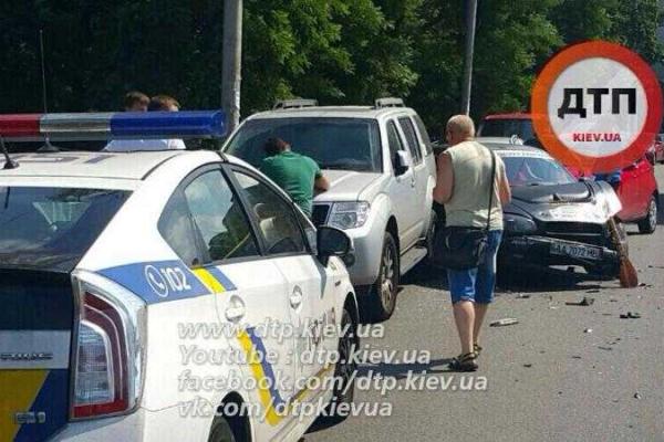 В Киеве водитель автомобиля "Toyota", нарушив ПДД, разбил "Daewoo" и "Nissan" В Киеве водитель автомобиля "Toyota", нарушив ПДД, разбил "Daewoo" и "Nissan"