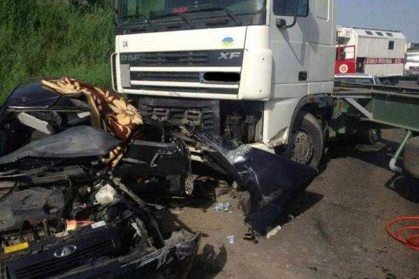 В Одессе фура раздавила "ВАЗ": погиб ребенок, 3 человека травмированы В Одессе фура раздавила "ВАЗ": погиб ребенок, 3 человека травмированы
