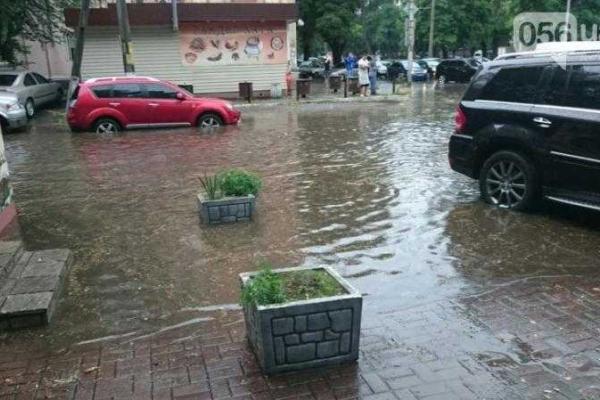 В Днепре хозяйничала непогода: затоплены улицы, повалены деревья, дороги превратились в реки