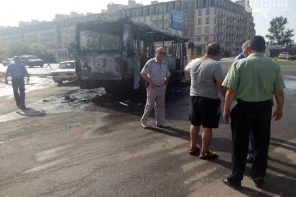 В Одессе дотла сгорел пассажирский автобус "Богдан", вспыхнувший во время движения В Одессе дотла сгорел пассажирский автобус "Богдан", вспыхнувший во время движения