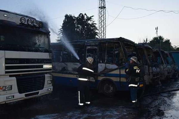 В Николаеве на стоянке в одном пожаре сгорели шесть автобусов "Эталон" В Николаеве на стоянке в одном пожаре сгорели шесть автобусов "Эталон"