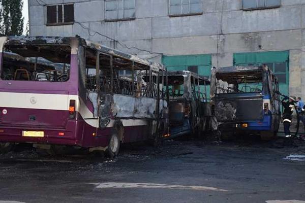 В Николаеве на стоянке в одном пожаре сгорели шесть автобусов "Эталон" В Николаеве на стоянке в одном пожаре сгорели шесть автобусов "Эталон"