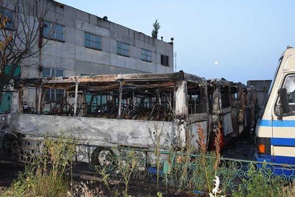 В Николаеве на стоянке в одном пожаре сгорели шесть автобусов "Эталон" В Николаеве на стоянке в одном пожаре сгорели шесть автобусов "Эталон"