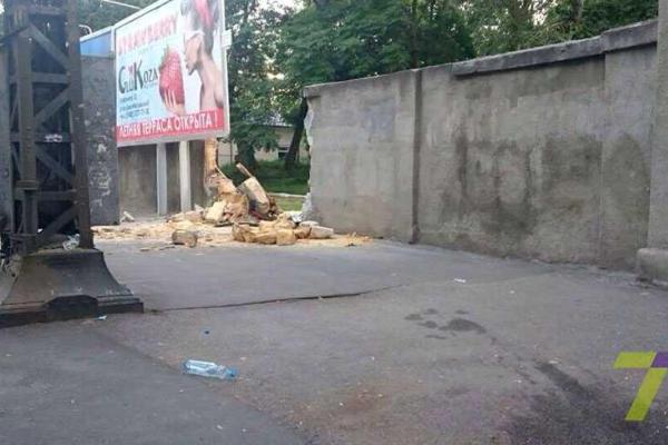 В Одессе юный водитель иномарки, "приняв на грудь", протаранил забор госпиталя В Одессе юный водитель иномарки, "приняв на грудь", протаранил забор госпиталя