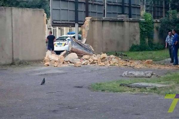 В Одессе юный водитель иномарки, "приняв на грудь", протаранил забор госпиталя В Одессе юный водитель иномарки, "приняв на грудь", протаранил забор госпиталя