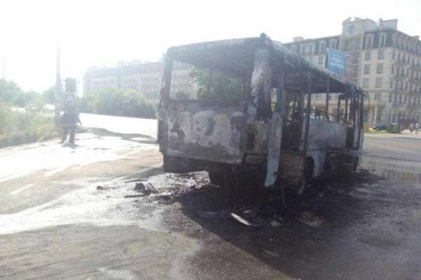 В Одессе дотла сгорел пассажирский автобус "Богдан", вспыхнувший во время движения В Одессе дотла сгорел пассажирский автобус "Богдан", вспыхнувший во время движения