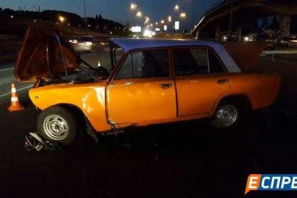 В Киеве в тройном ДТП столкнулись "Audi", "ВАЗ" и грузовик "ЗИЛ" В Киеве в тройном ДТП столкнулись "Audi", "ВАЗ" и грузовик "ЗИЛ"