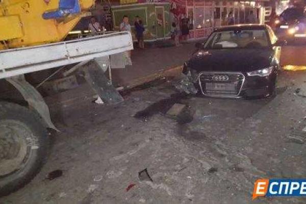 В Киеве в тройном ДТП столкнулись "Audi", "ВАЗ" и грузовик "ЗИЛ" В Киеве в тройном ДТП столкнулись "Audi", "ВАЗ" и грузовик "ЗИЛ"