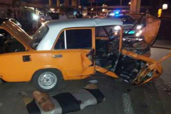 В Киеве в тройном ДТП столкнулись "Audi", "ВАЗ" и грузовик "ЗИЛ" В Киеве в тройном ДТП столкнулись "Audi", "ВАЗ" и грузовик "ЗИЛ"