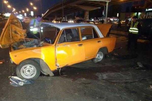 В Киеве в тройном ДТП столкнулись "Audi", "ВАЗ" и грузовик "ЗИЛ" В Киеве в тройном ДТП столкнулись "Audi", "ВАЗ" и грузовик "ЗИЛ"