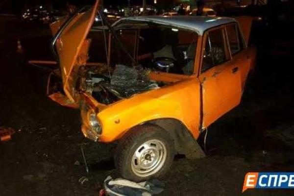 В Киеве в тройном ДТП столкнулись "Audi", "ВАЗ" и грузовик "ЗИЛ" В Киеве в тройном ДТП столкнулись "Audi", "ВАЗ" и грузовик "ЗИЛ"