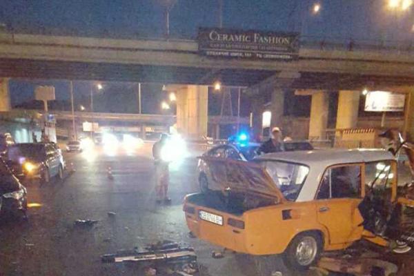 В Киеве в тройном ДТП столкнулись "Audi", "ВАЗ" и грузовик "ЗИЛ" В Киеве в тройном ДТП столкнулись "Audi", "ВАЗ" и грузовик "ЗИЛ"