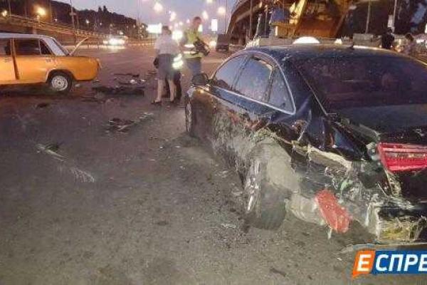 В Киеве в тройном ДТП столкнулись "Audi", "ВАЗ" и грузовик "ЗИЛ" В Киеве в тройном ДТП столкнулись "Audi", "ВАЗ" и грузовик "ЗИЛ"