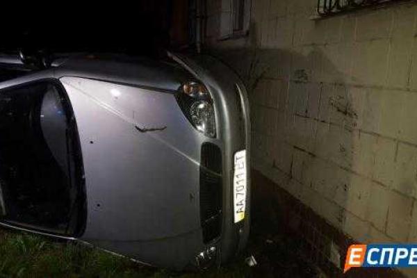 В Киеве авто с пьяным водителем столкнулось с деревом и влетело в дом