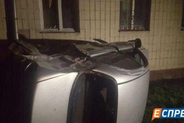 В Киеве авто с пьяным водителем столкнулось с деревом и влетело в дом