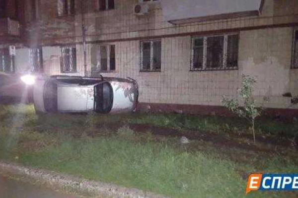 В Киеве авто с пьяным водителем столкнулось с деревом и влетело в дом