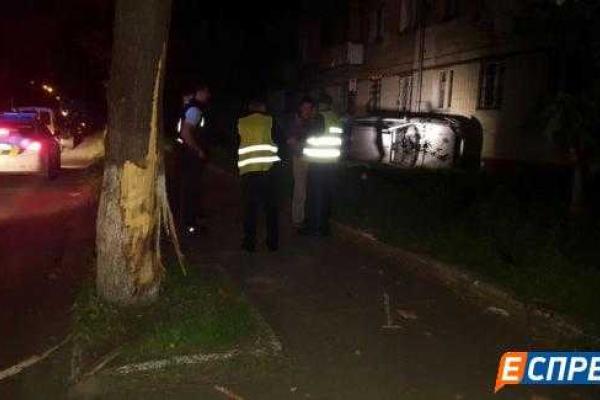В Киеве авто с пьяным водителем столкнулось с деревом и влетело в дом