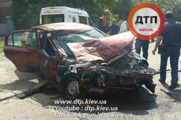 В Киеве автомобиль "Opel" вылетел на встречку и протаранил маршрутку В Киеве автомобиль "Opel" вылетел на встречку и протаранил маршрутку