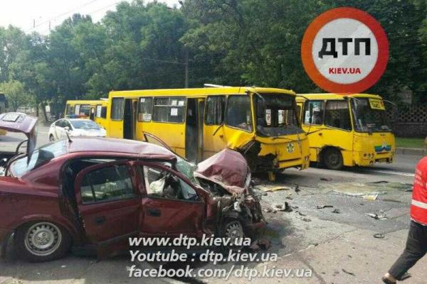 В Киеве автомобиль "Opel" вылетел на встречку и протаранил маршрутку В Киеве автомобиль "Opel" вылетел на встречку и протаранил маршрутку