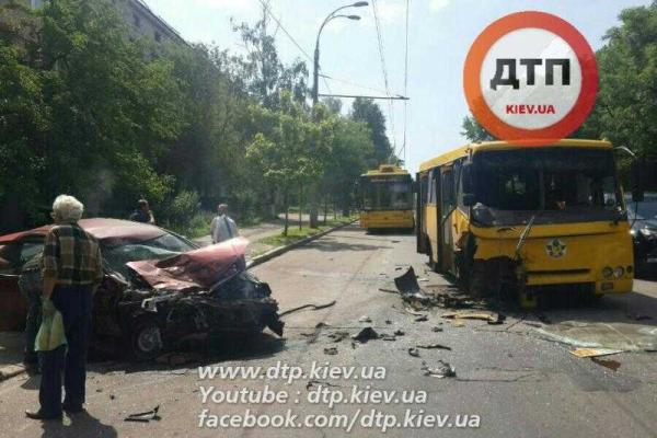 В Киеве автомобиль "Opel" вылетел на встречку и протаранил маршрутку В Киеве автомобиль "Opel" вылетел на встречку и протаранил маршрутку