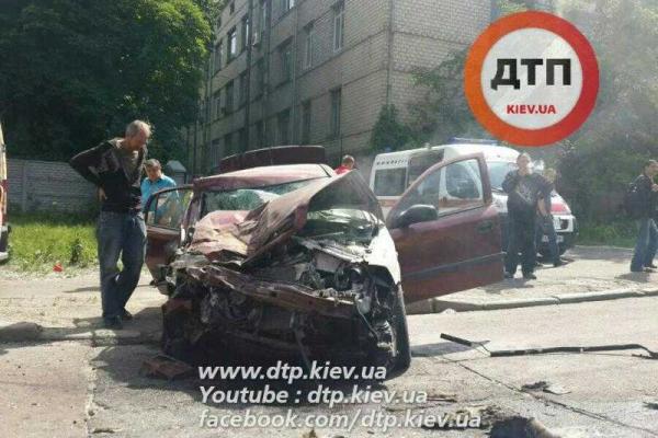 В Киеве автомобиль "Opel" вылетел на встречку и протаранил маршрутку В Киеве автомобиль "Opel" вылетел на встречку и протаранил маршрутку