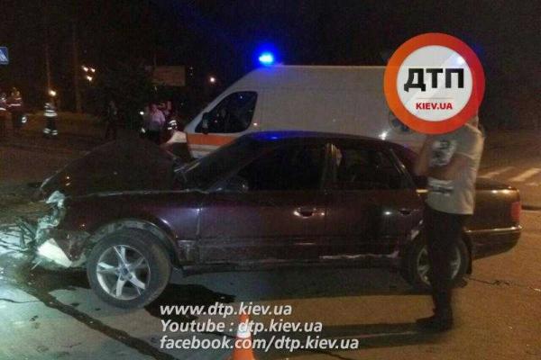 В Киеве пьяный водитель на "Audi" врезался в мусоровоз