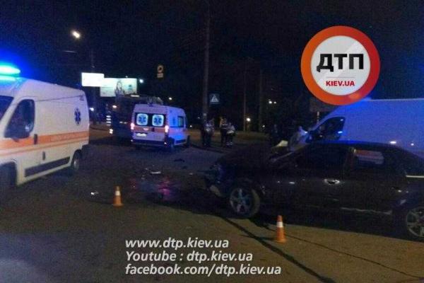 В Киеве пьяный водитель на "Audi" врезался в мусоровоз
