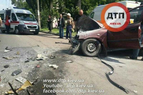 В Киеве автомобиль "Opel" вылетел на встречку и протаранил маршрутку В Киеве автомобиль "Opel" вылетел на встречку и протаранил маршрутку