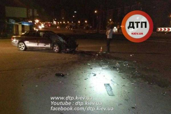 В Киеве пьяный водитель на "Audi" врезался в мусоровоз