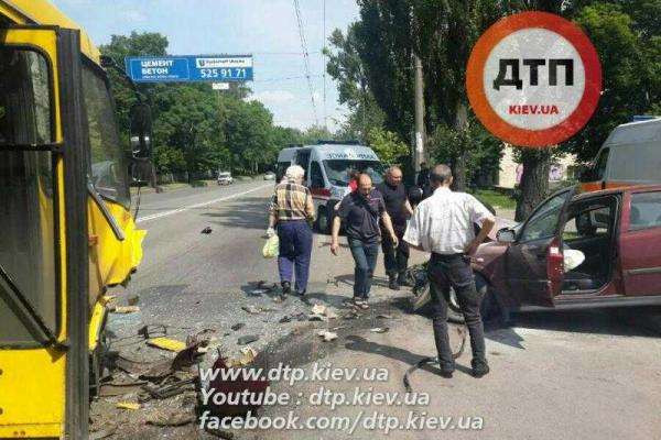 В Киеве автомобиль "Opel" вылетел на встречку и протаранил маршрутку В Киеве автомобиль "Opel" вылетел на встречку и протаранил маршрутку