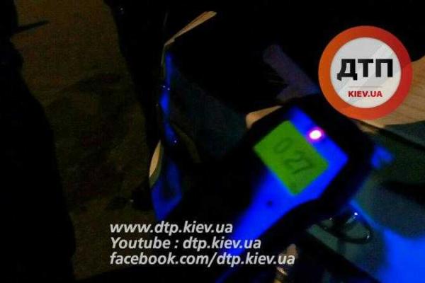 В Киеве пьяный водитель на "Audi" врезался в мусоровоз