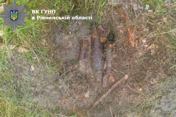 На Ровенщине мужчина погиб, ударив по снаряду молотком, два его приятеля - в реанимации На Ровенщине мужчина погиб, ударив по снаряду молотком, два его приятеля - в реанимации