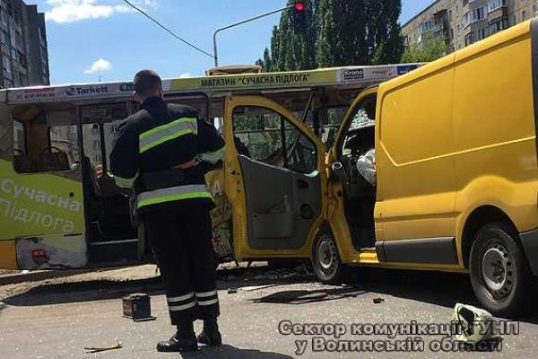 При столкновении в центре Луцка маршрутки и автомобиля "Opel Vivaro" пострадали 11 человек При столкновении в центре Луцка маршрутки и автомобиля "Opel Vivaro" пострадали 11 человек