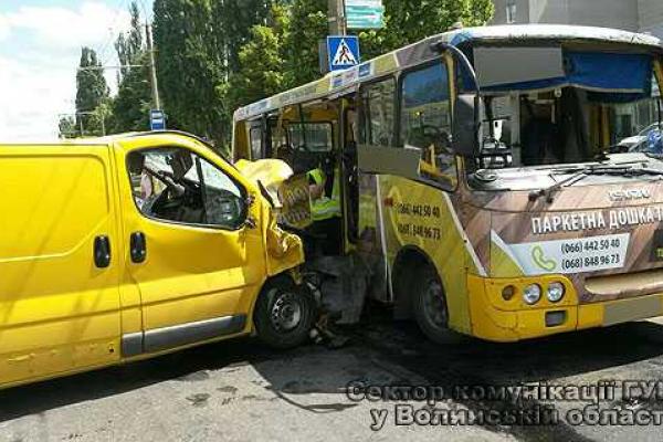 При столкновении в центре Луцка маршрутки и автомобиля "Opel Vivaro" пострадали 11 человек При столкновении в центре Луцка маршрутки и автомобиля "Opel Vivaro" пострадали 11 человек