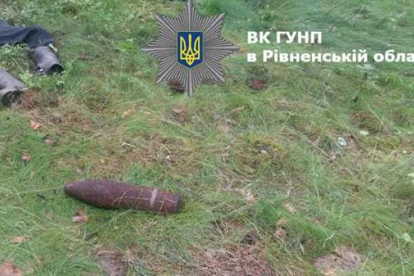 На Ровенщине мужчина погиб, ударив по снаряду молотком, два его приятеля - в реанимации На Ровенщине мужчина погиб, ударив по снаряду молотком, два его приятеля - в реанимации