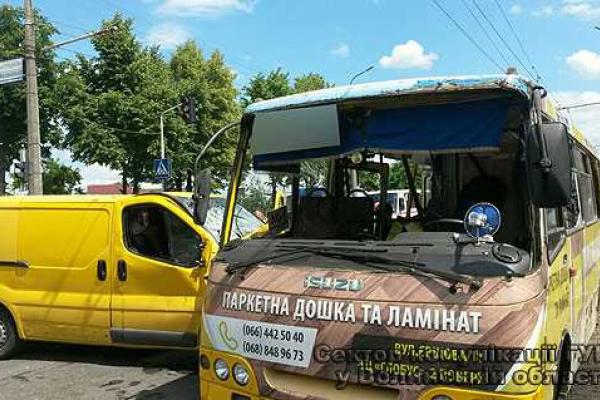При столкновении в центре Луцка маршрутки и автомобиля "Opel Vivaro" пострадали 11 человек При столкновении в центре Луцка маршрутки и автомобиля "Opel Vivaro" пострадали 11 человек